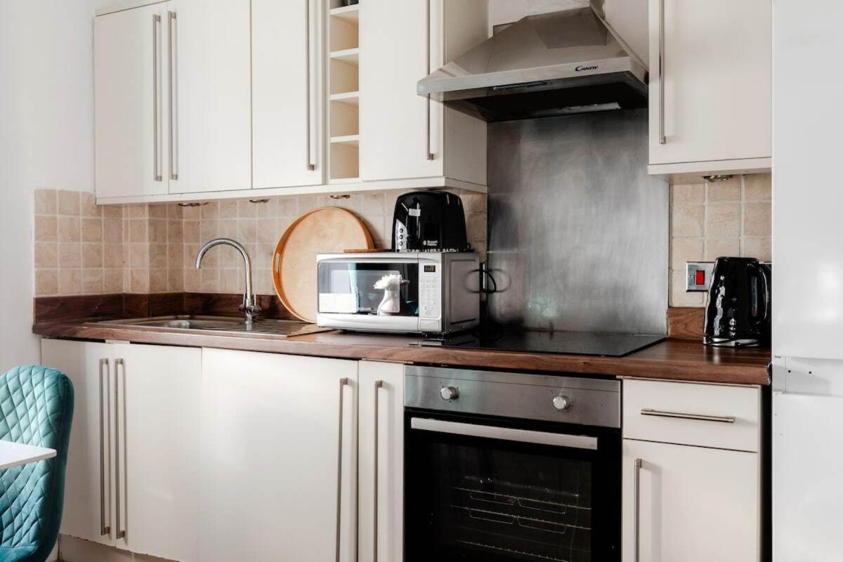 The Hyde Park Retreat - Stylish 2BR Family Apt. - 3