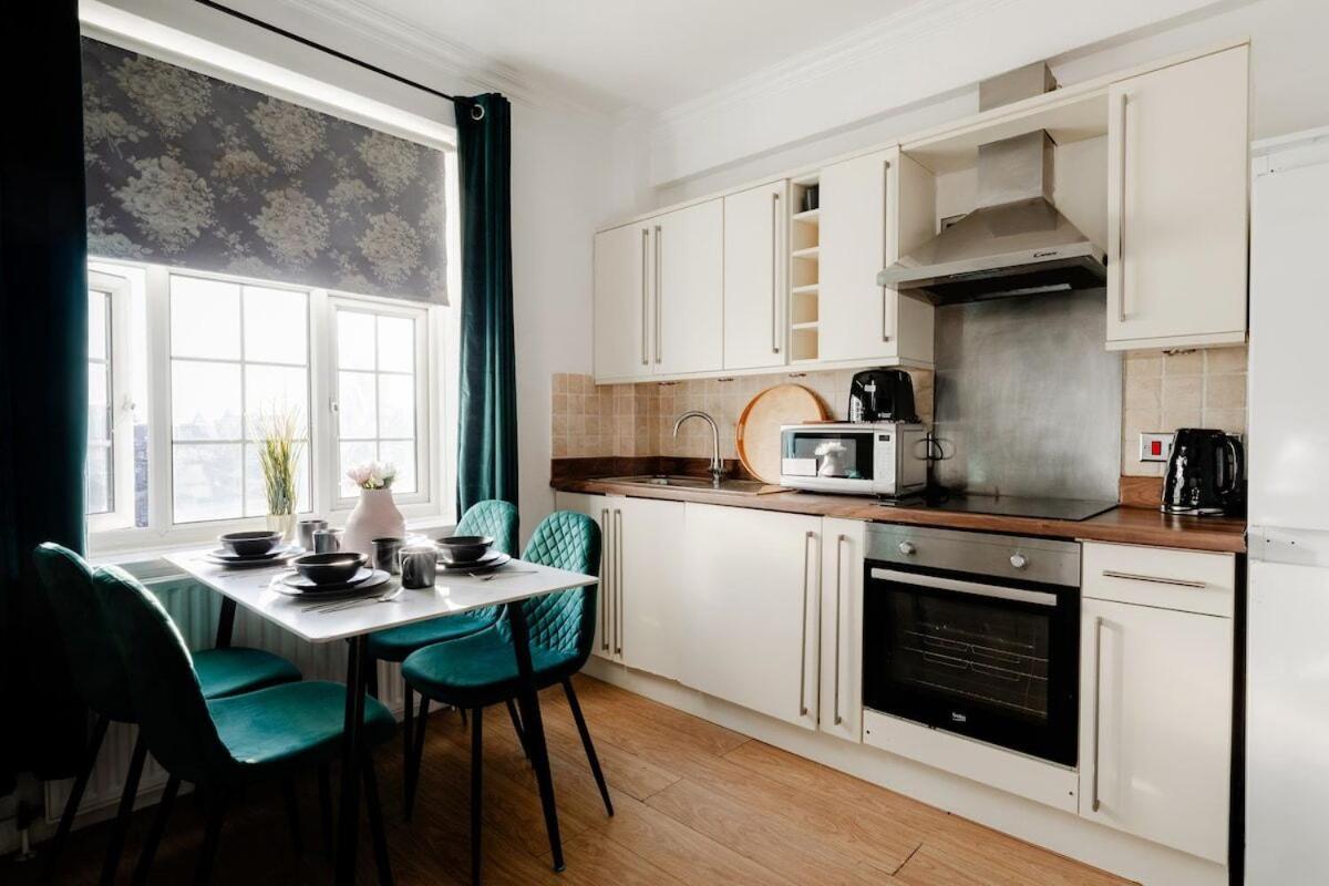 The Hyde Park Retreat - Stylish 2BR Family Apt. - 4