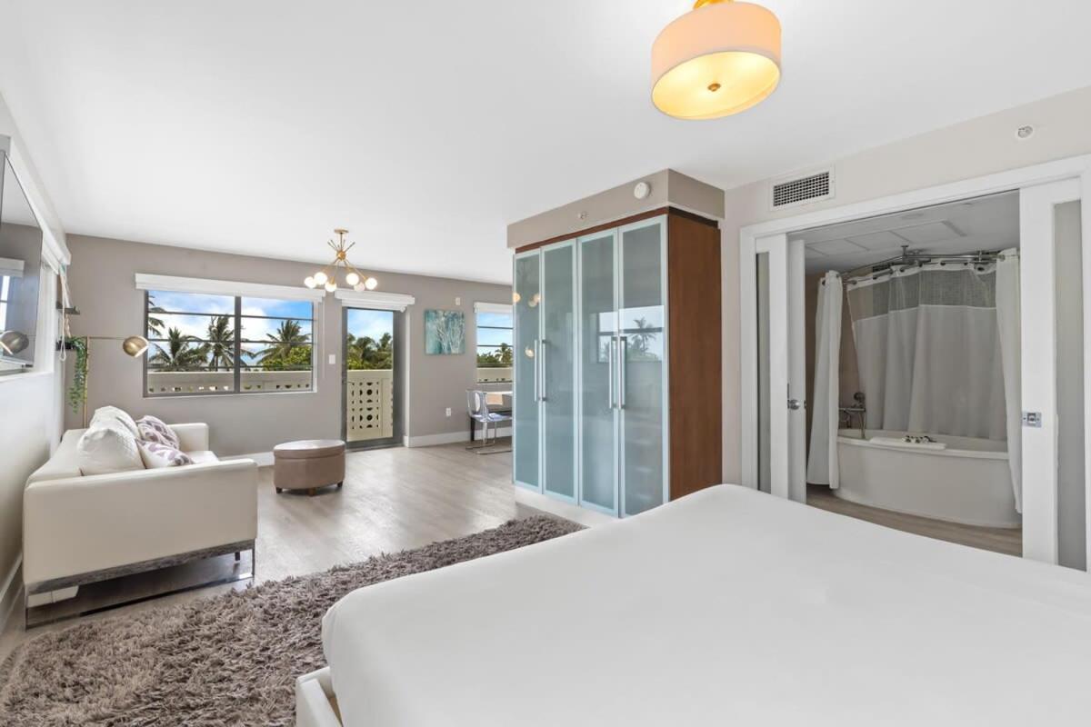 Spacious Studio with Roof Top Pool & Bar - 2