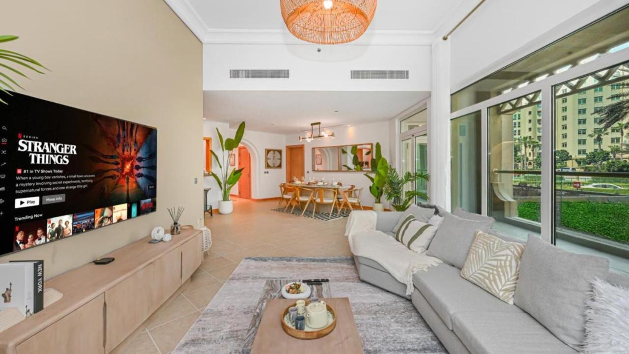 Palm Shoreline Elegance with Gym, Pool & Beach Access