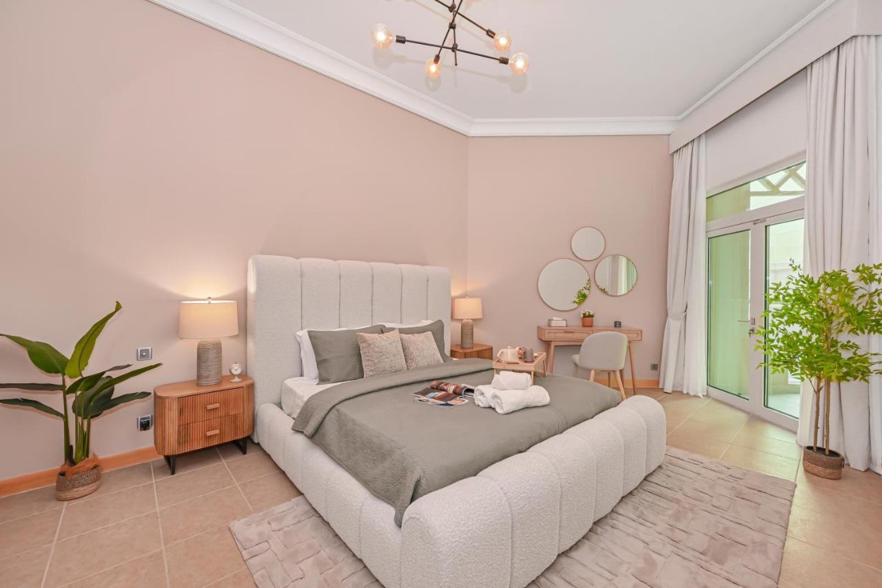 Palm Shoreline Elegance with Gym, Pool & Beach Access - 4