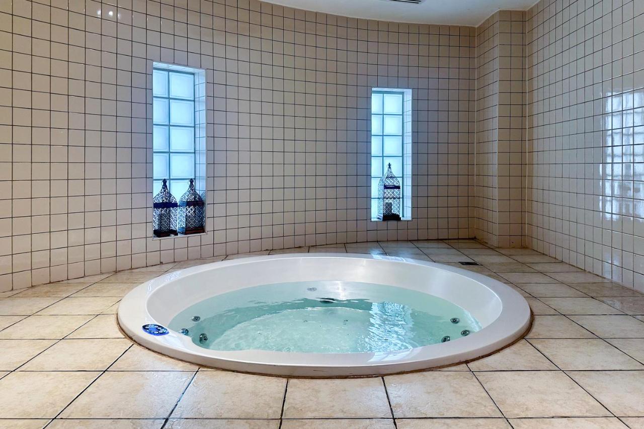 Unique spacious 1 BR Porsche Design Marina View - 3