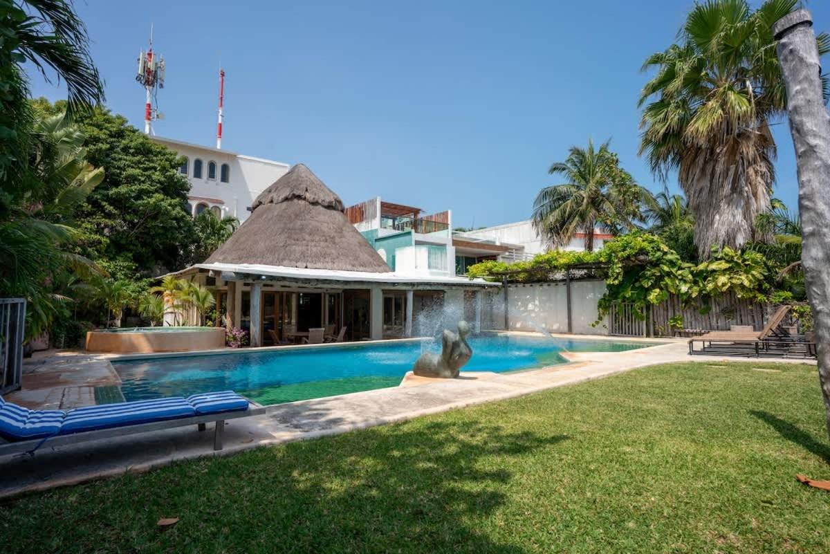 Villa Castillo- Stunning Lagoon Front Villa