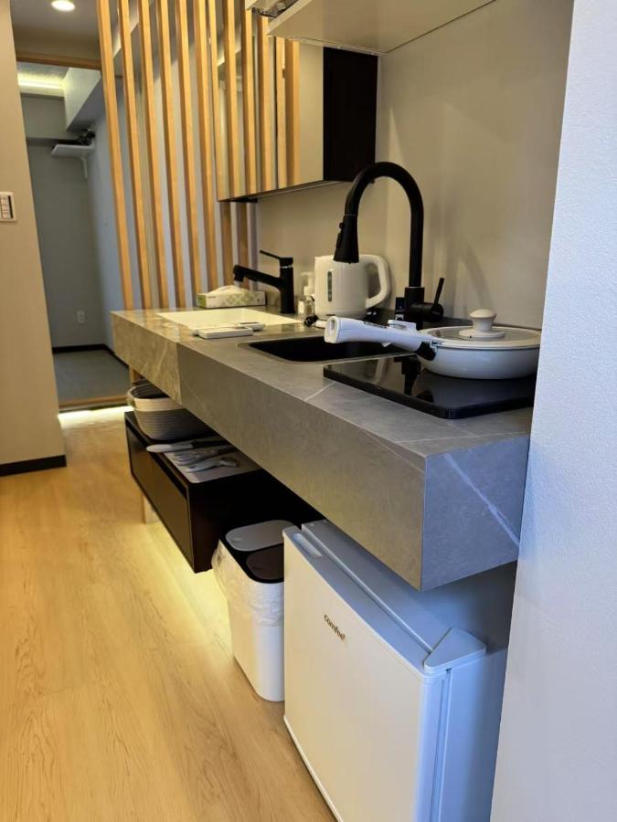 Minshuku 203 under the clear sky 8-minute walk from Kinshicho Station direct line to Narita Airport 50-minute walk from Disneyland and 1-minute walk from the mall - 4