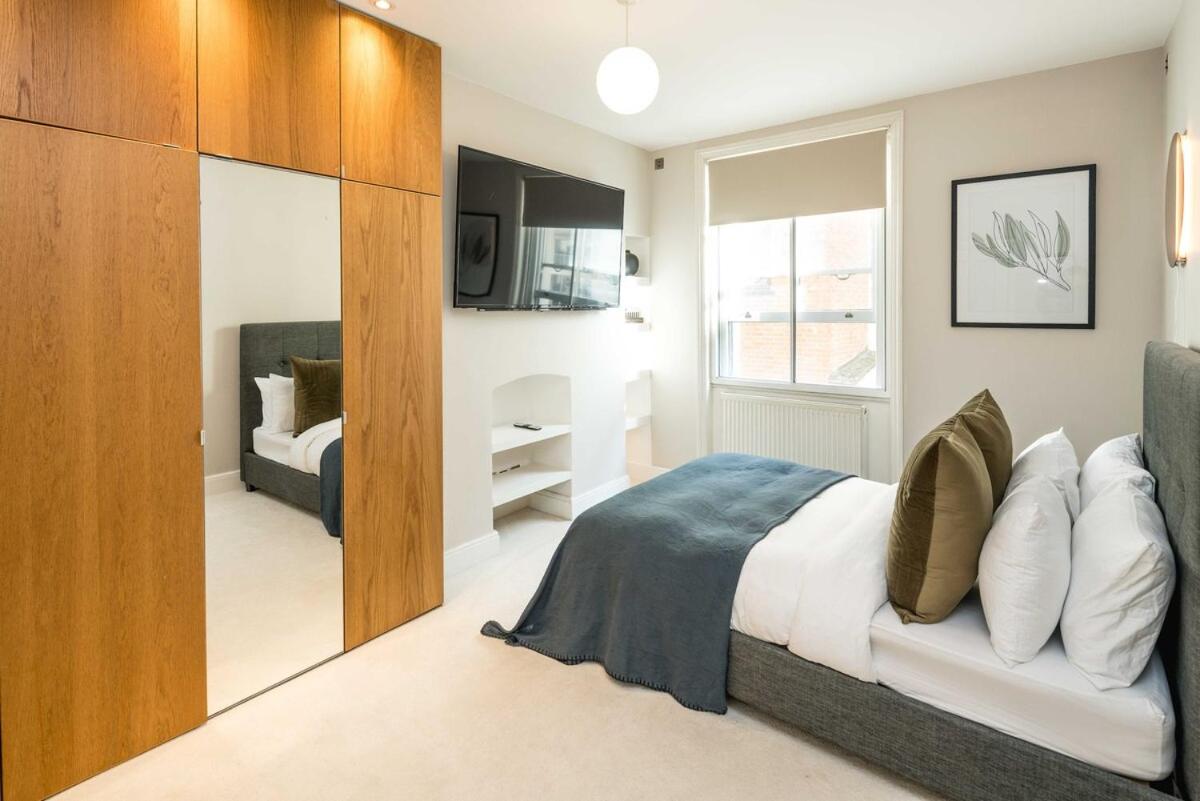 1 min Oxford Street! - 2