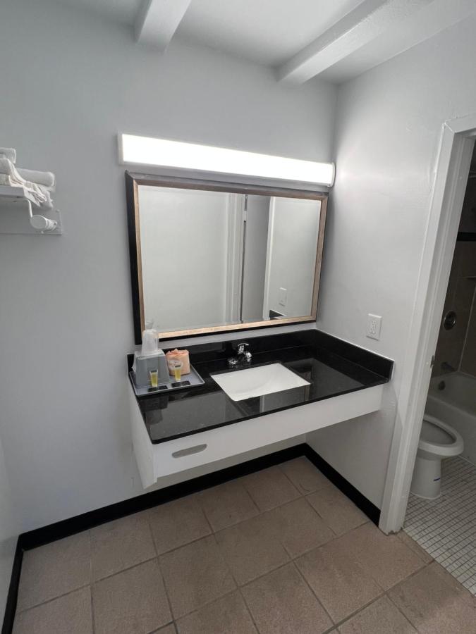 Economy Inn Daily & Weekly Rates — photo 15