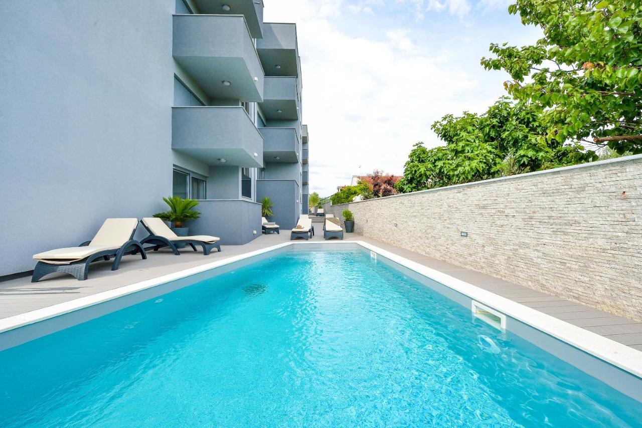 Heated swimming pool: Apartments Sun Resort Nikolina