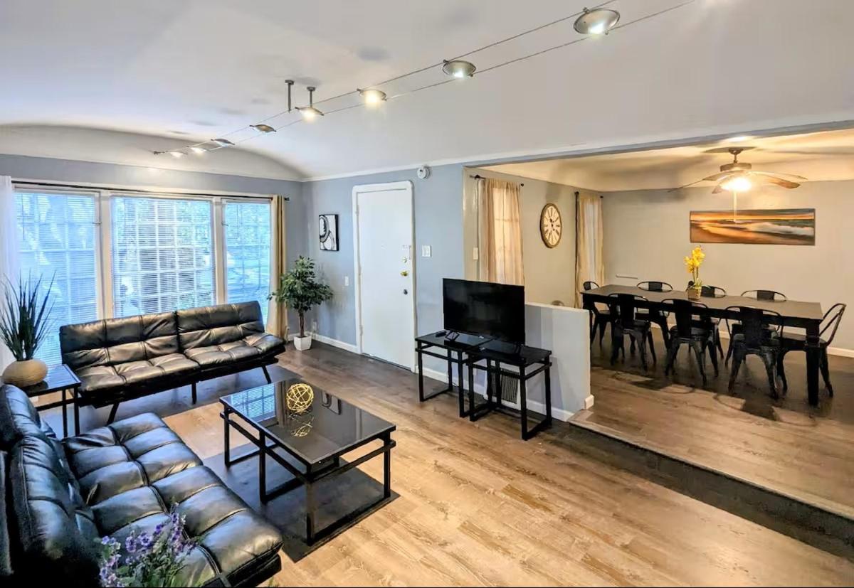 Spacious 3 bedroom home by Melrose and 10 minutes to Hollywood Walk of Fame