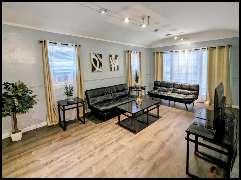 Spacious 3 bedroom home by Melrose and 10 minutes to Hollywood Walk of Fame - 2