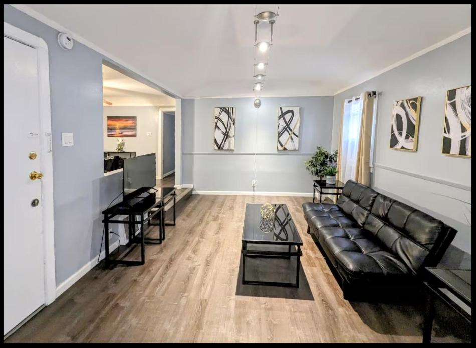 Spacious 3 bedroom home by Melrose and 10 minutes to Hollywood Walk of Fame - 3