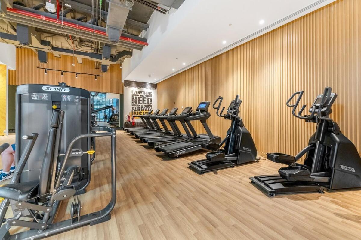 Luxury Palm Studio - Skyline Views - Rooftop Pool & Beach Access - 3