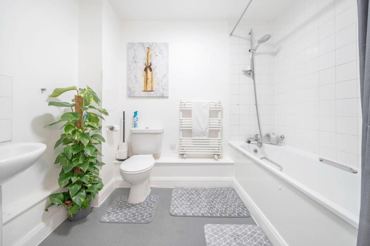 Luxury Central London Balcony 1-Bed Apt w Parking - 3