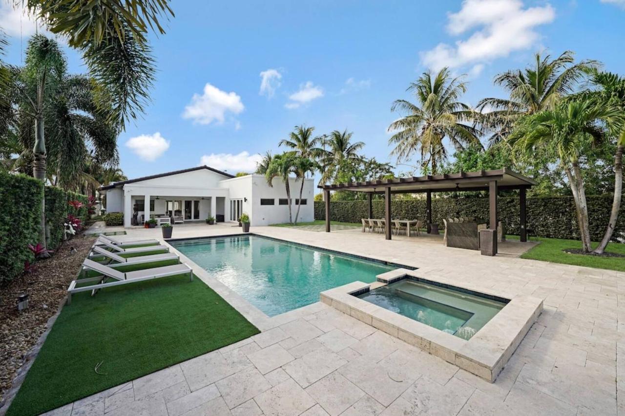 Luxury home w pool by PMI - 2