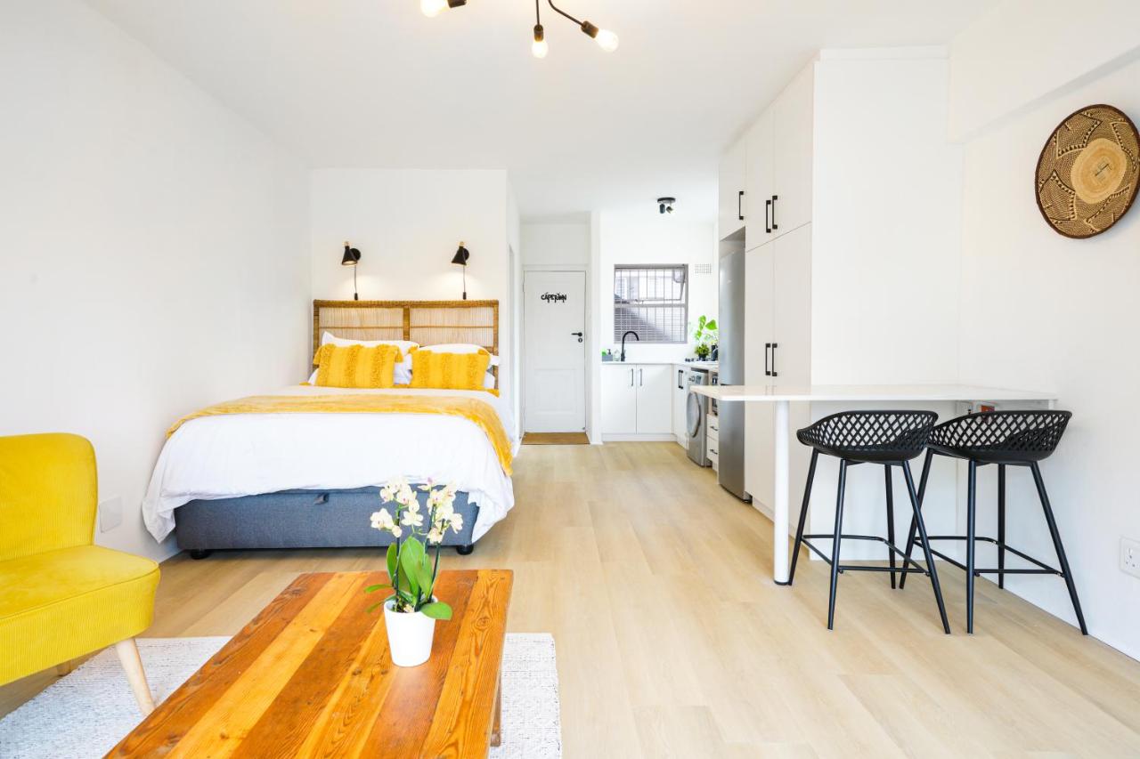 Sunny Studio with Ocean Views and Free Parking in Green Point