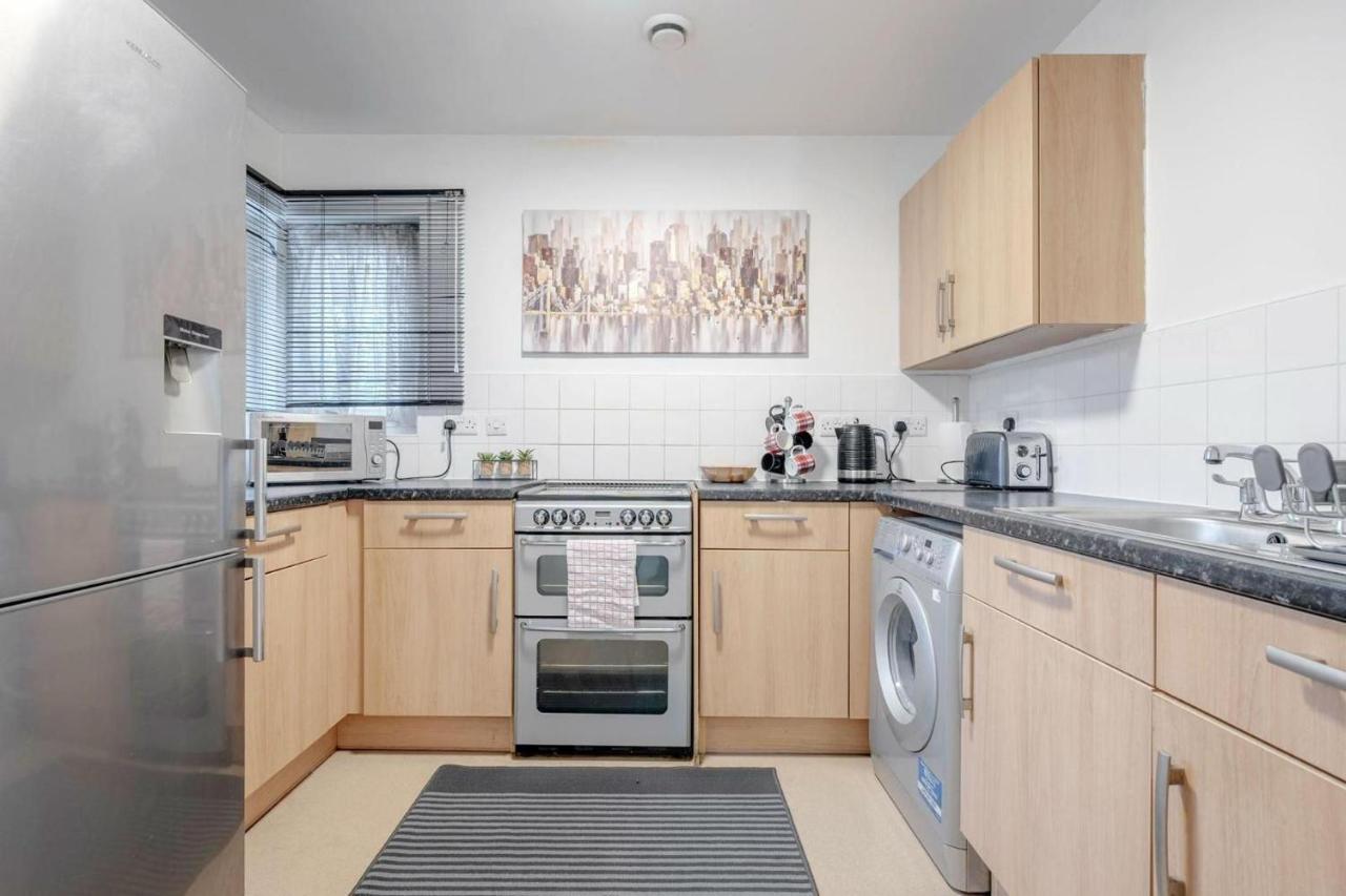 Luxury Central London Balcony 1-Bed Apt w Parking - 4