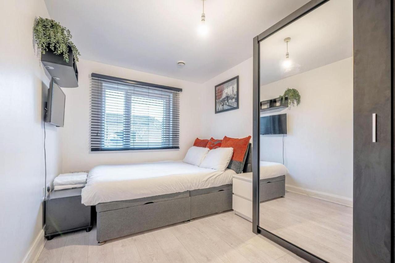 Luxury Central London Balcony 1-Bed Apt w Parking - 2