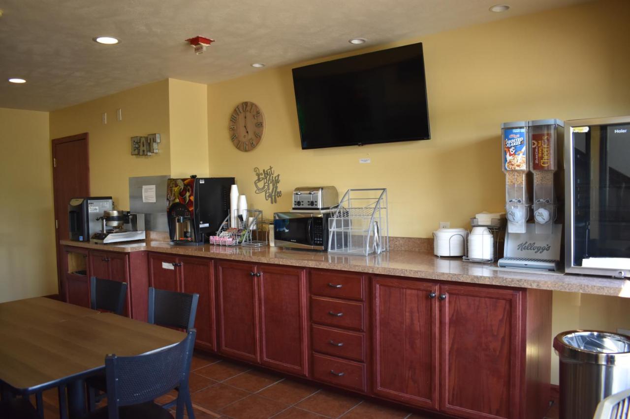 Heartland Hotel & Suites — photo 13