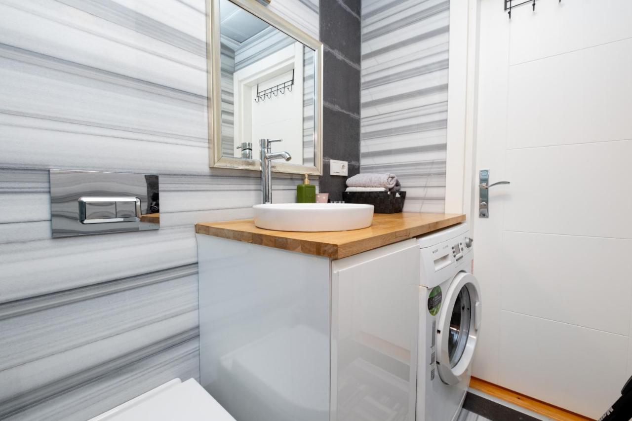 Entire Building for Large Groups and Families w Elevator and 5 Bathrooms - 3