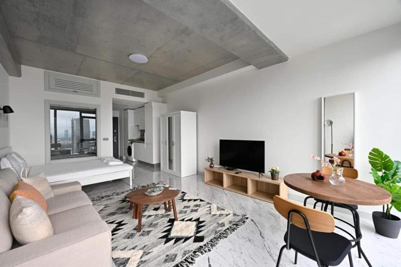 Cozy Bright Studio w Parking, PoolViews! #237