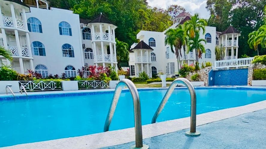 Tropical Escape Studio - 5 Min Walk to Ochi Beach & Nearby Hotspots - 4