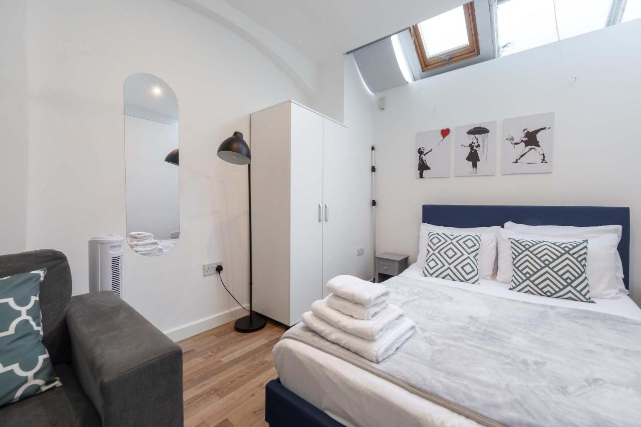 Spacious Studio Apartment in Shoreditch - 3
