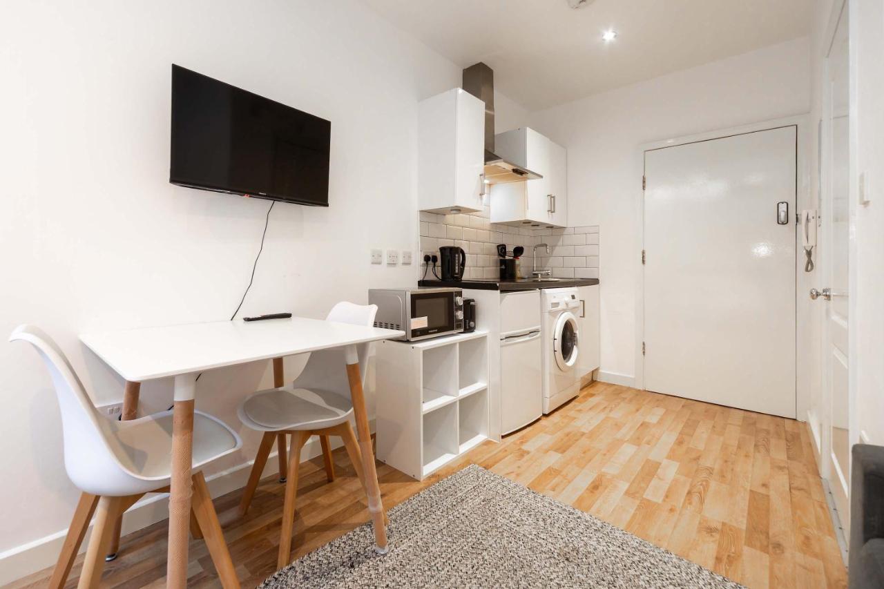 Spacious Studio Apartment in Shoreditch - 2
