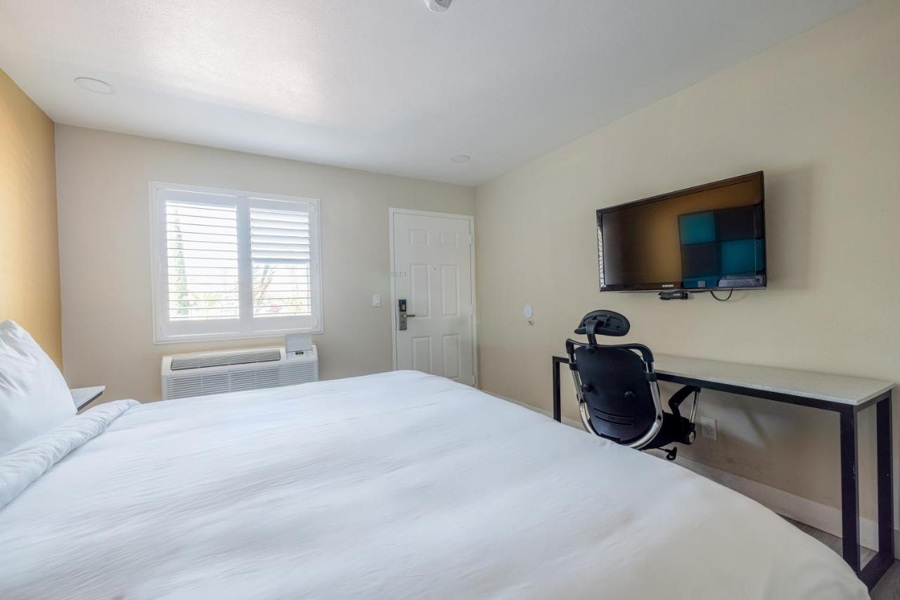 Hotel Avenida - Victorville, Hesperia, Apple valley — photo 24