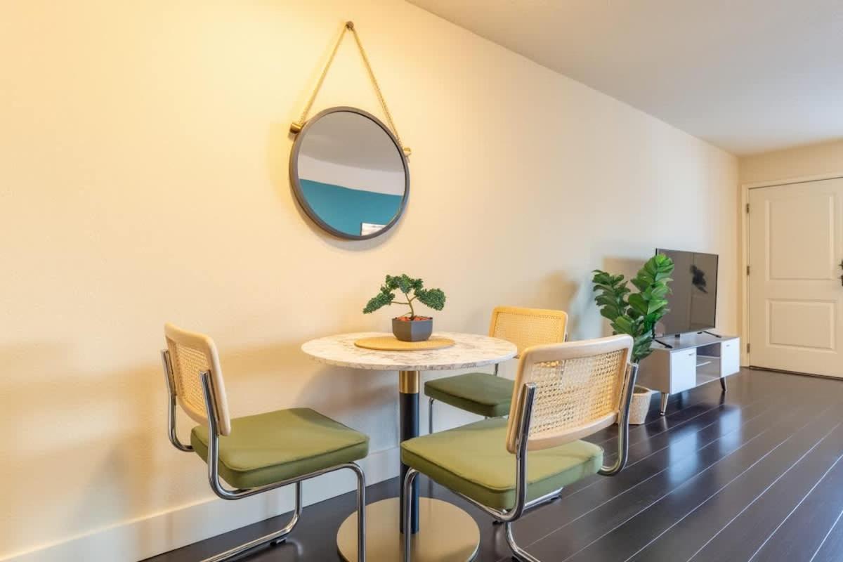 Boulevard Stays 8 mins to Downtown King Bed Pool Parking Gym 01 - 5