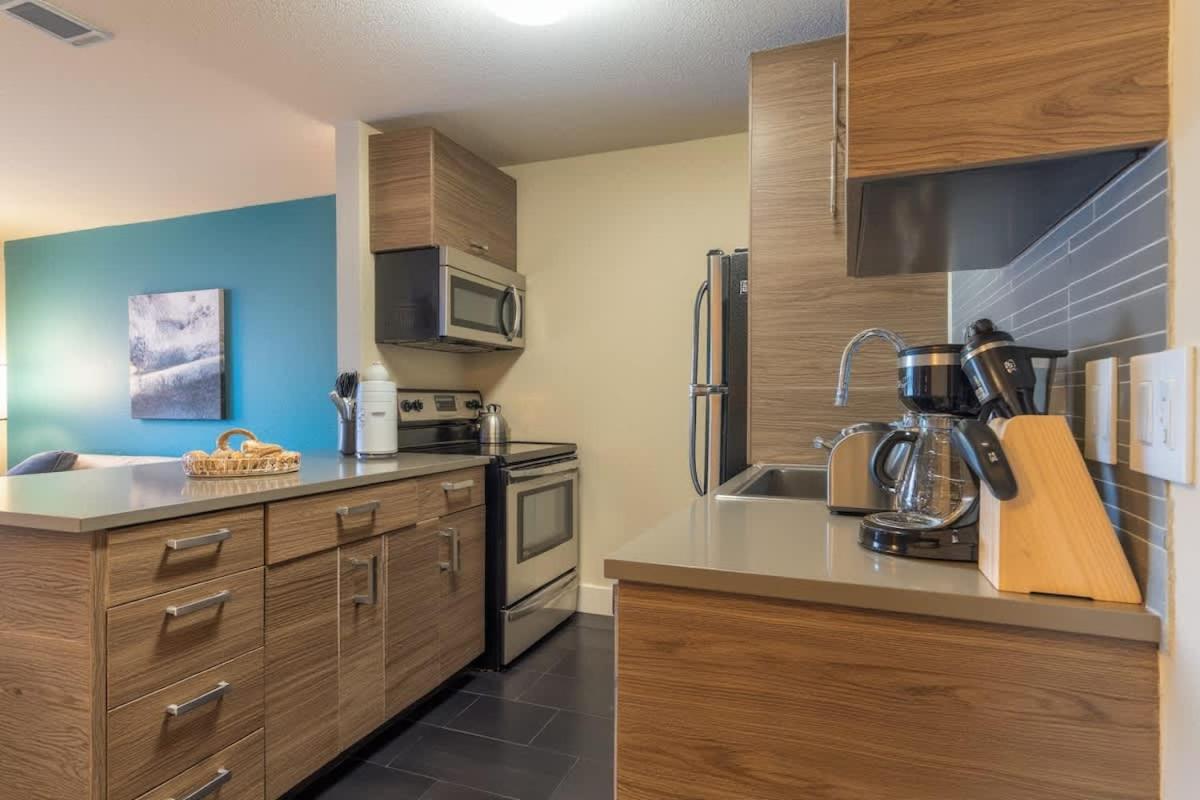 Boulevard Stays 8 mins to Downtown King Bed Pool Parking Gym 01 - 4