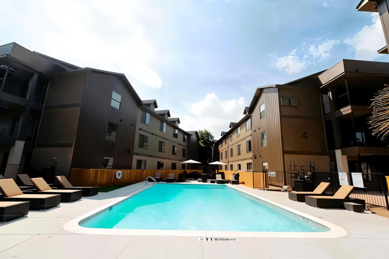 Boulevard Stays Prime Spot Cozy Bed Pool Free Parking - 3