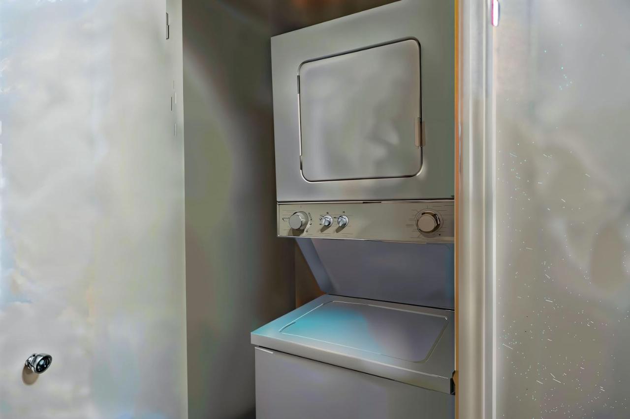 Boulevard Stays Prime Spot Cozy Bed Pool Free Parking - 4