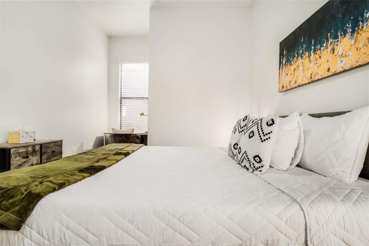 Boulevard Stays Walk to Downtown 1BR SoCo Pool Parking Gym 01 - 3
