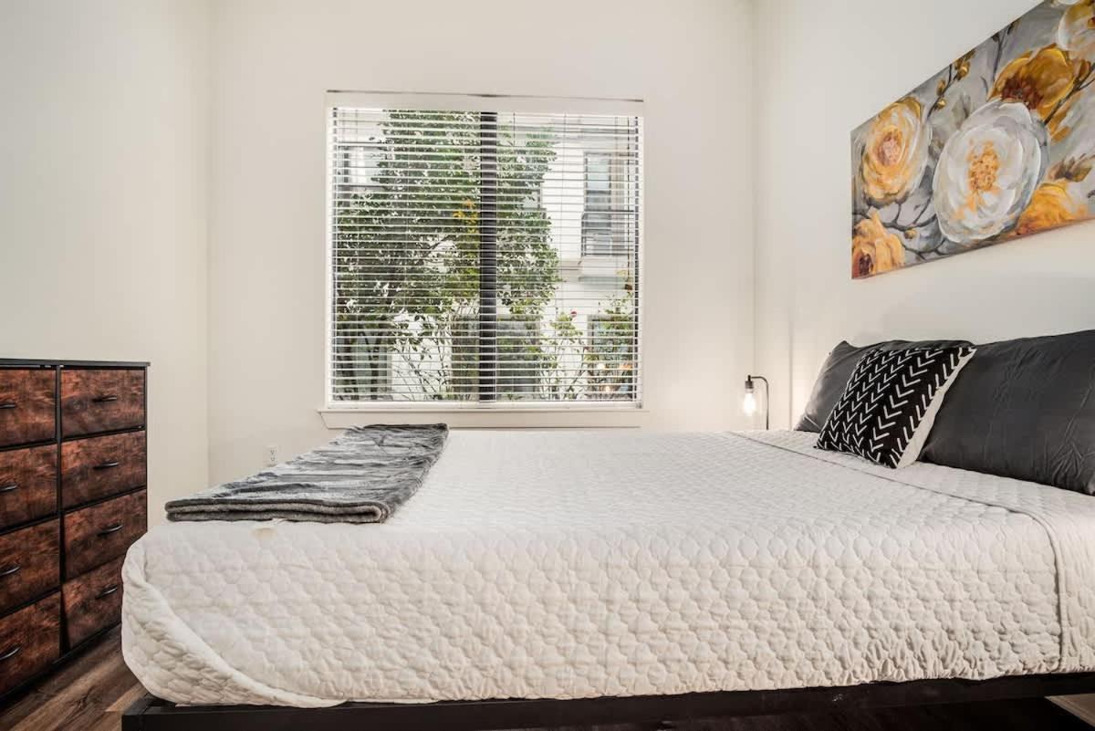 Boulevard Stays Walk to Downtown 1BR SoCo Pool Parking Gym 02 - 5