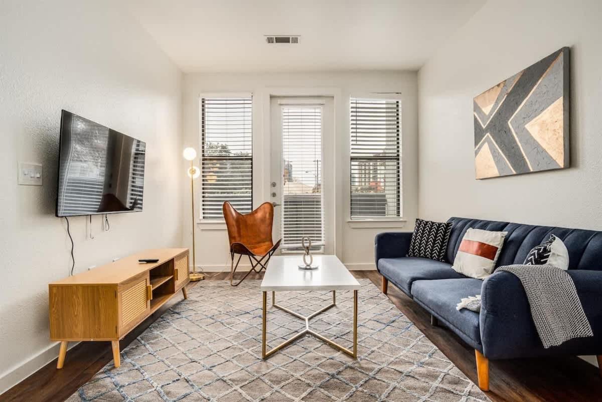 Boulevard Stays Walk to Downtown 1BR SoCo Pool Parking Gym 04