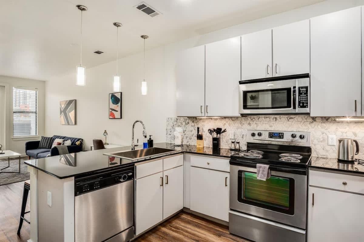 Boulevard Stays Walk to Downtown 1BR SoCo Pool Parking Gym 04 - 3