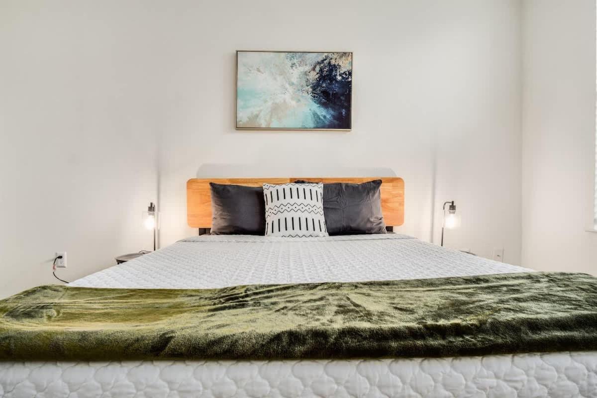 Boulevard Stays Walk to Downtown 1BR SoCo Pool Parking Gym 04 - 5