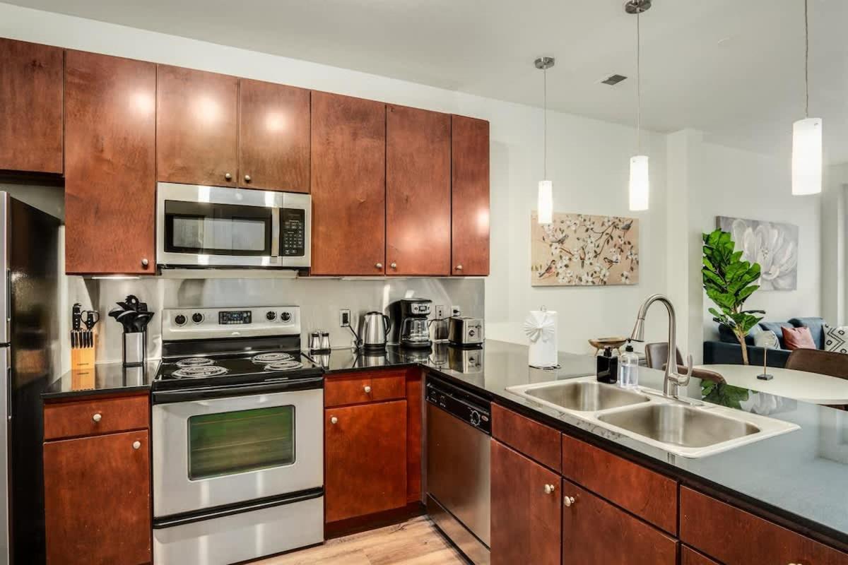 Boulevard Stays Walk to Downtown 2BR SoCo Pool Parking Gym 05 - 3