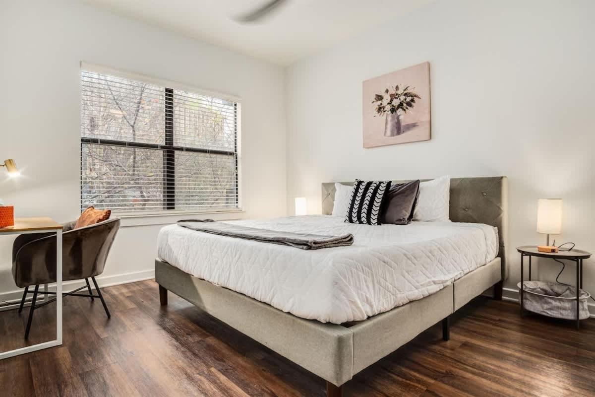 Boulevard Stays Walk to Downtown 2BR SoCo Pool Parking Gym 05 - 5