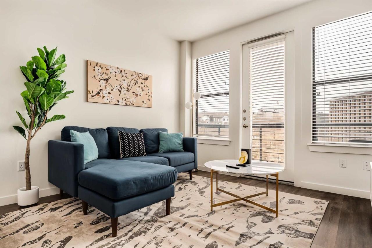Boulevard Stays Prime SoCo 2BR Walk Downtown Pool Gym Parking