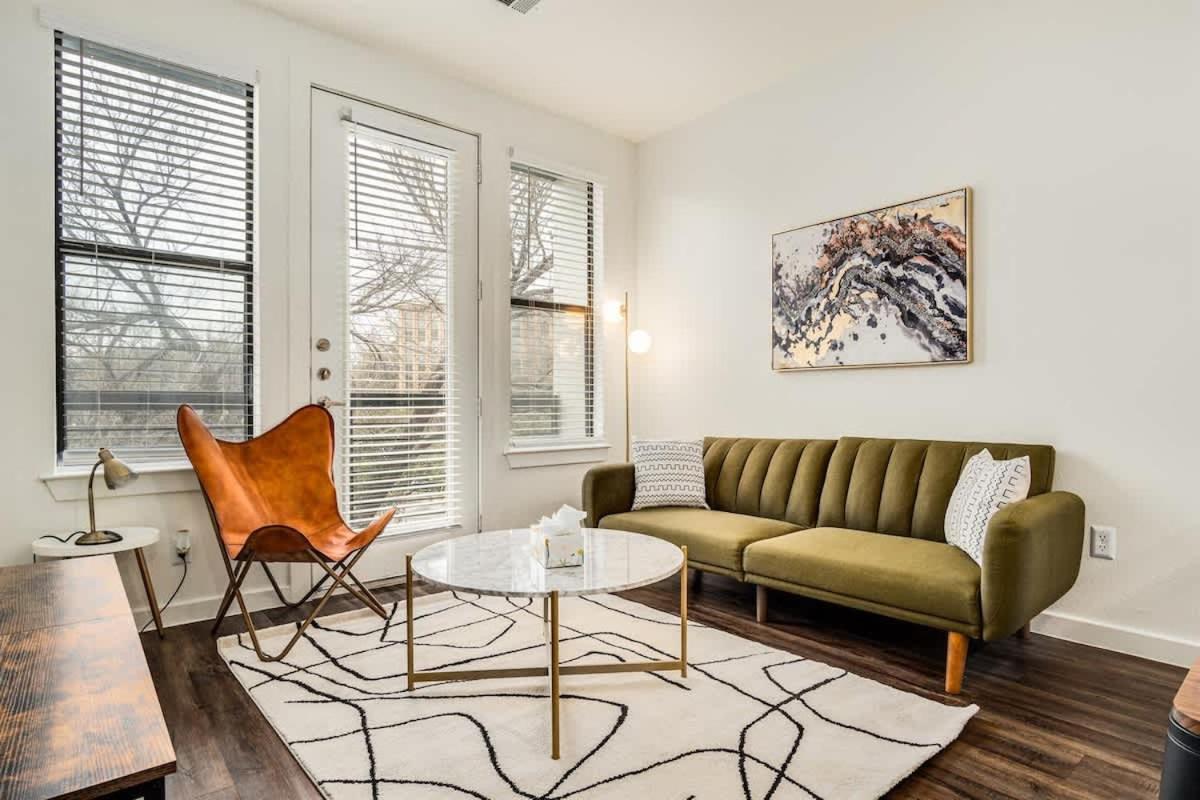 Boulevard Stays Walk to Downtown 1BR SoCo Pool Parking Gym 07