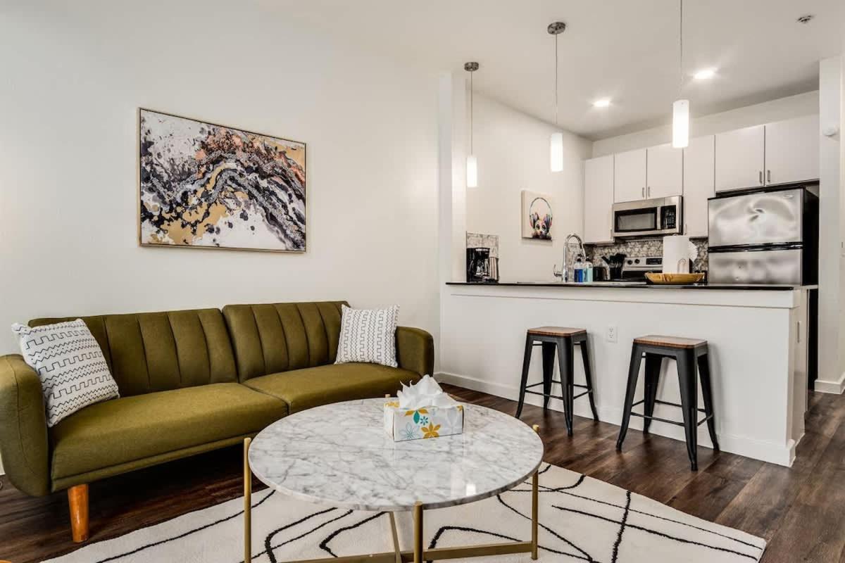 Boulevard Stays Walk to Downtown 1BR SoCo Pool Parking Gym 07 - 3
