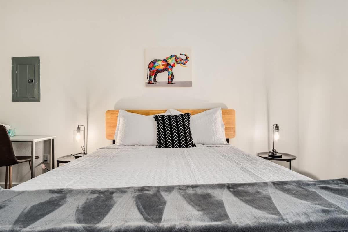 Boulevard Stays Walk to Downtown 1BR SoCo Pool Parking Gym 07 - 5