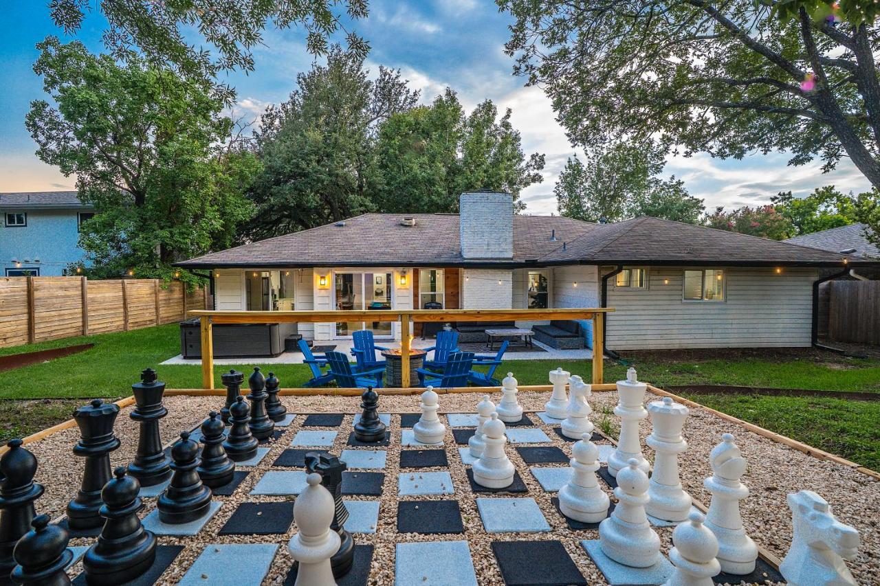 Hot Tub, Firepit & Giant Chess at Austin Hideaway