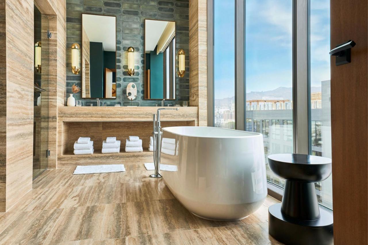 The Hollywood Grande, Autograph Collection - 3