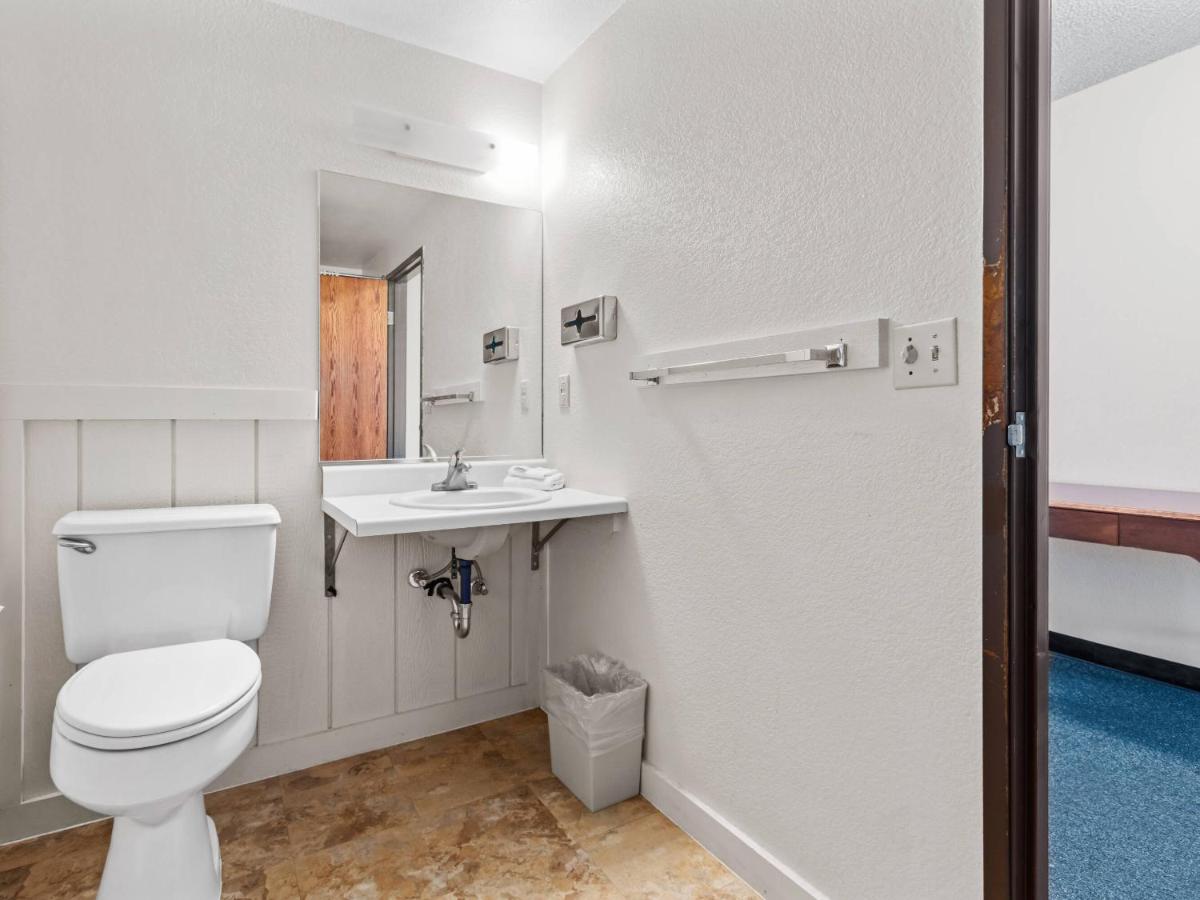 Luxury Inn — photo 7