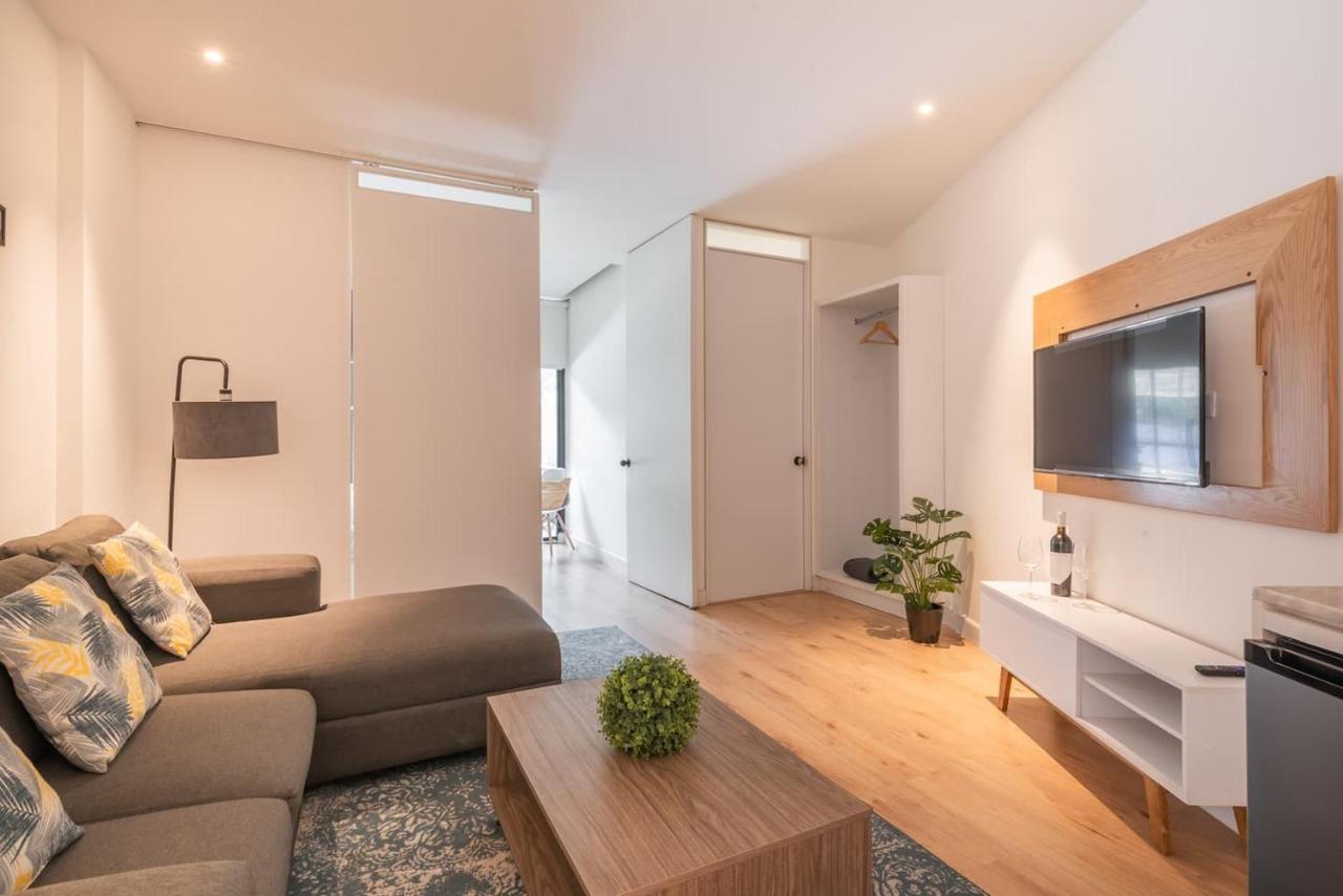 Stylish Quiet Studio, Smart TV, Six Flags 1k - 5