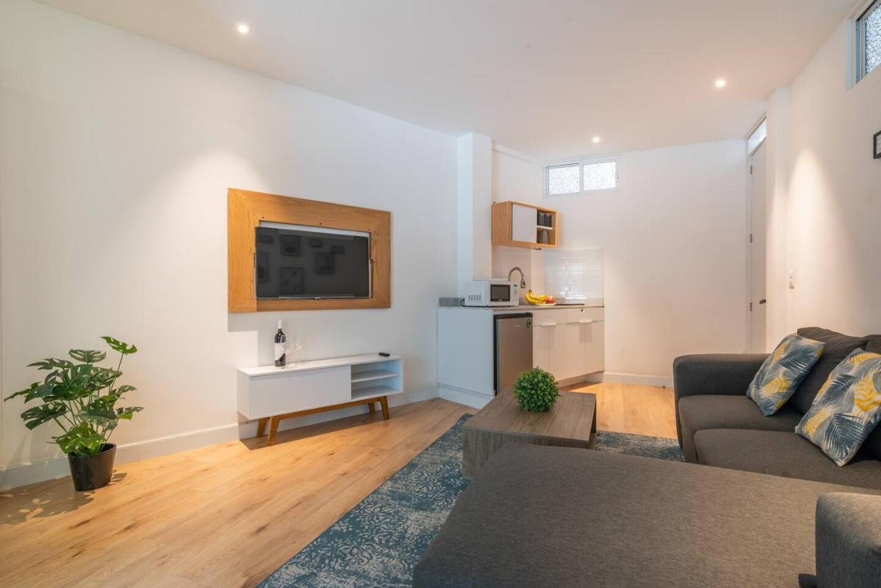 Stylish Quiet Studio, Smart TV, Six Flags 1k - 4