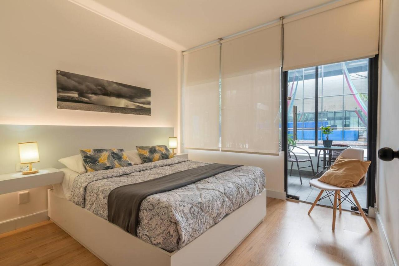 Stylish Quiet Studio, Smart TV, Six Flags 1k - 2