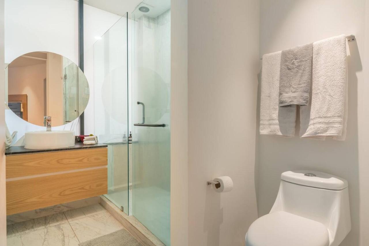 Stylish Quiet Studio, Smart TV, Six Flags 1k - 3