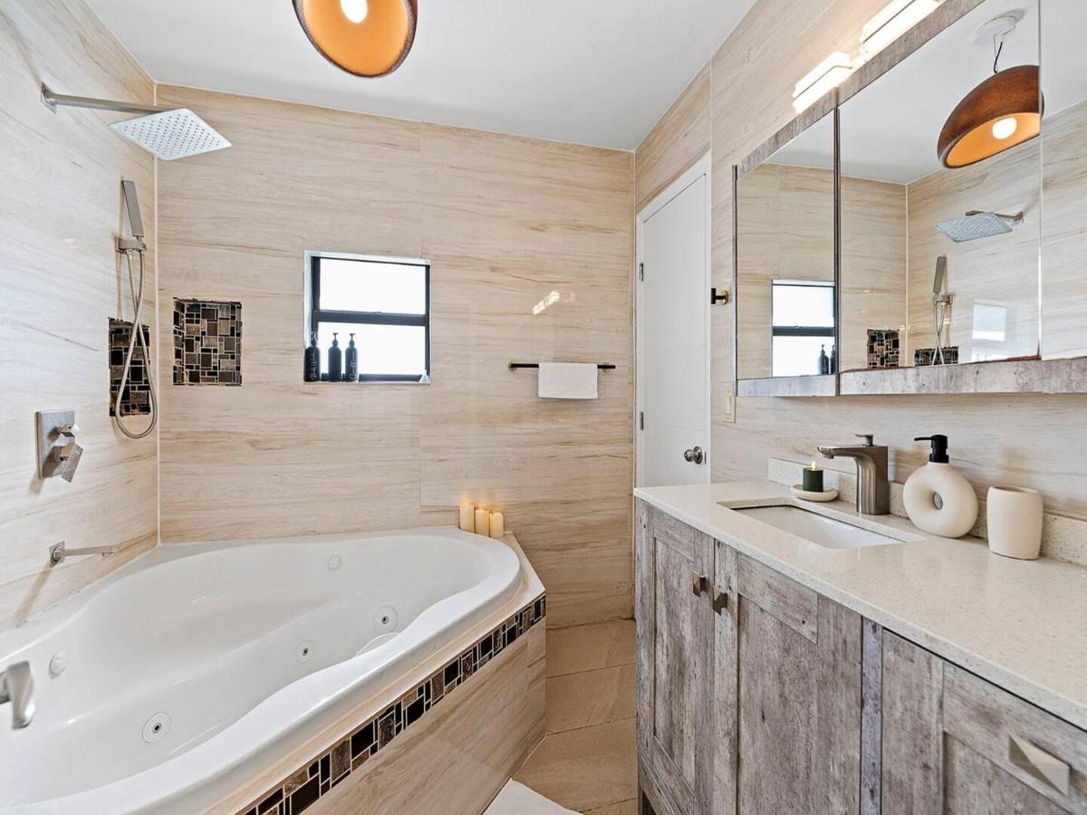 The Velvet Palm Midtown Pool and Hot Tub - 3